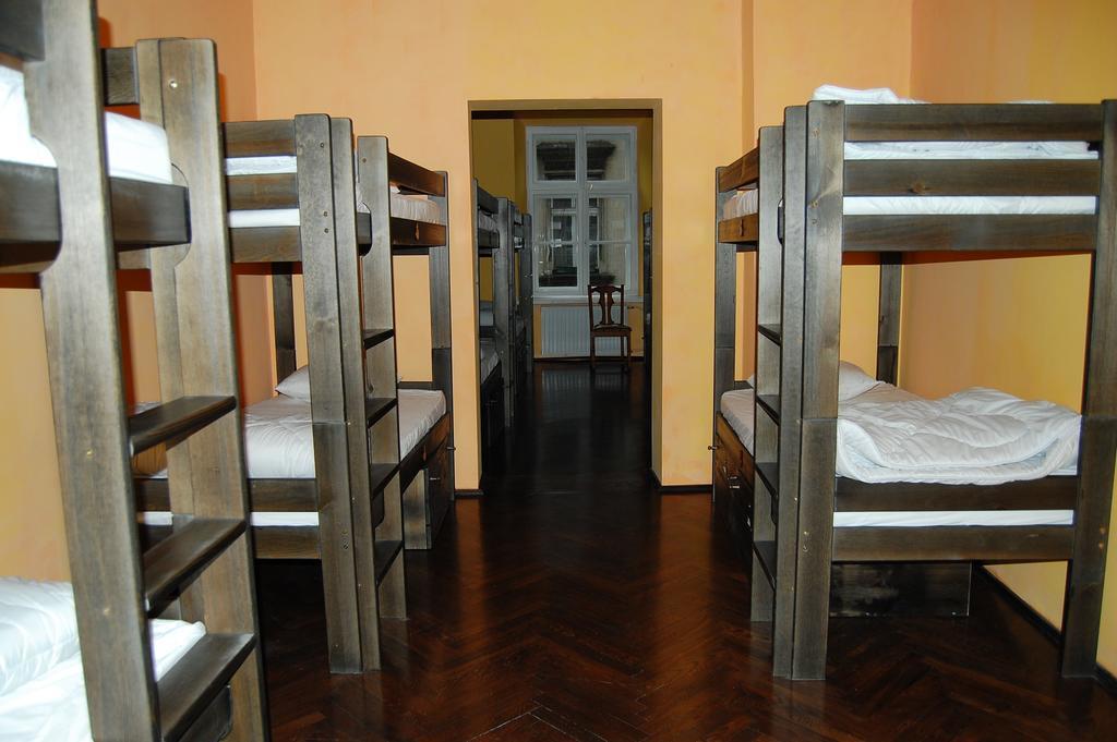 Bett im gemischten 14-Bett-Schlafsaal
